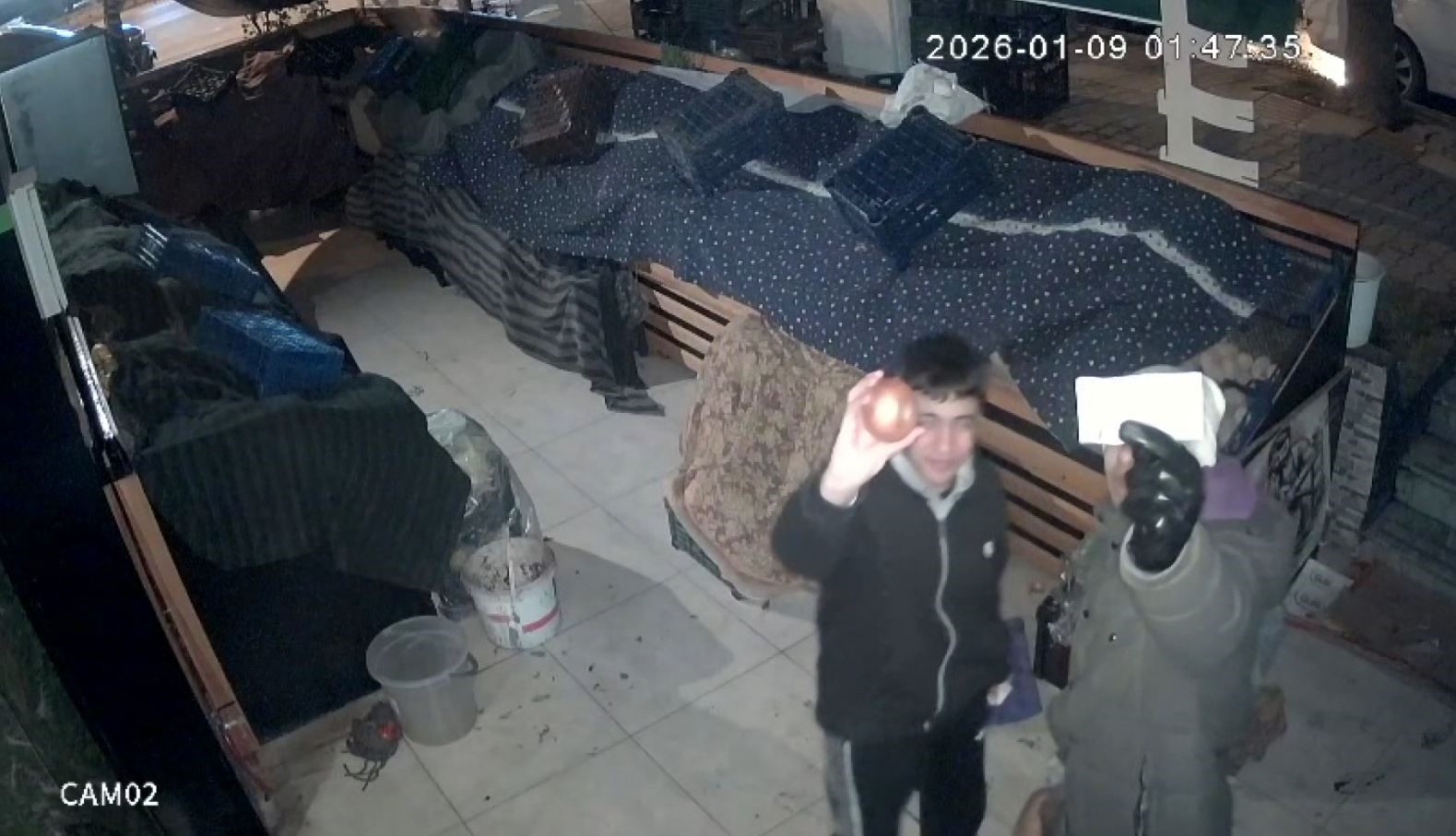 Gaziantep&rsquo;te gen&ccedil;lerden duygulandıran &ouml;rnek davranış: Soğan aldılar, parasını kameraya g&ouml;sterip bıraktılar
