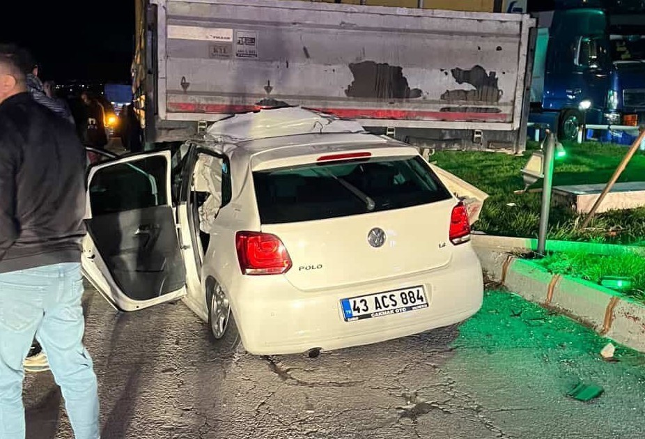 Turgutlu&rsquo;da trafik kazası: 1 &ouml;l&uuml;, 2 yaralı
