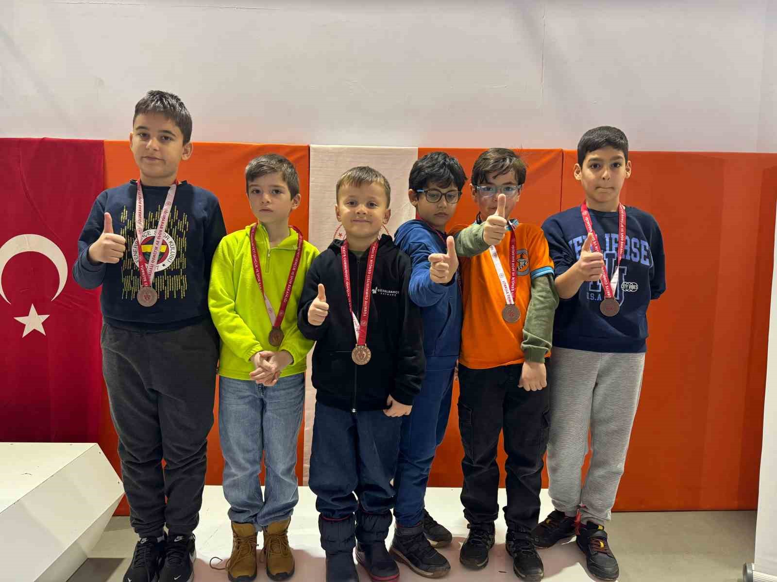 Salihli&rsquo;de Gazeteciler G&uuml;n&uuml; satran&ccedil;la ta&ccedil;landı
