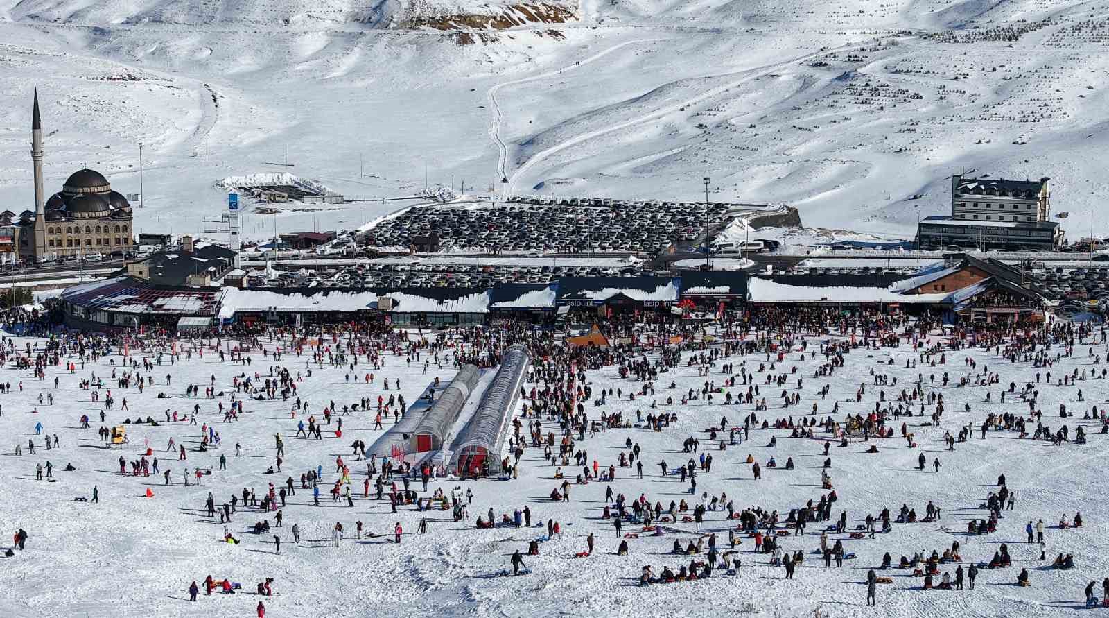 Erciyes&rsquo;te hafta sonu yoğunluğu: Binlerce kişi akın etti
