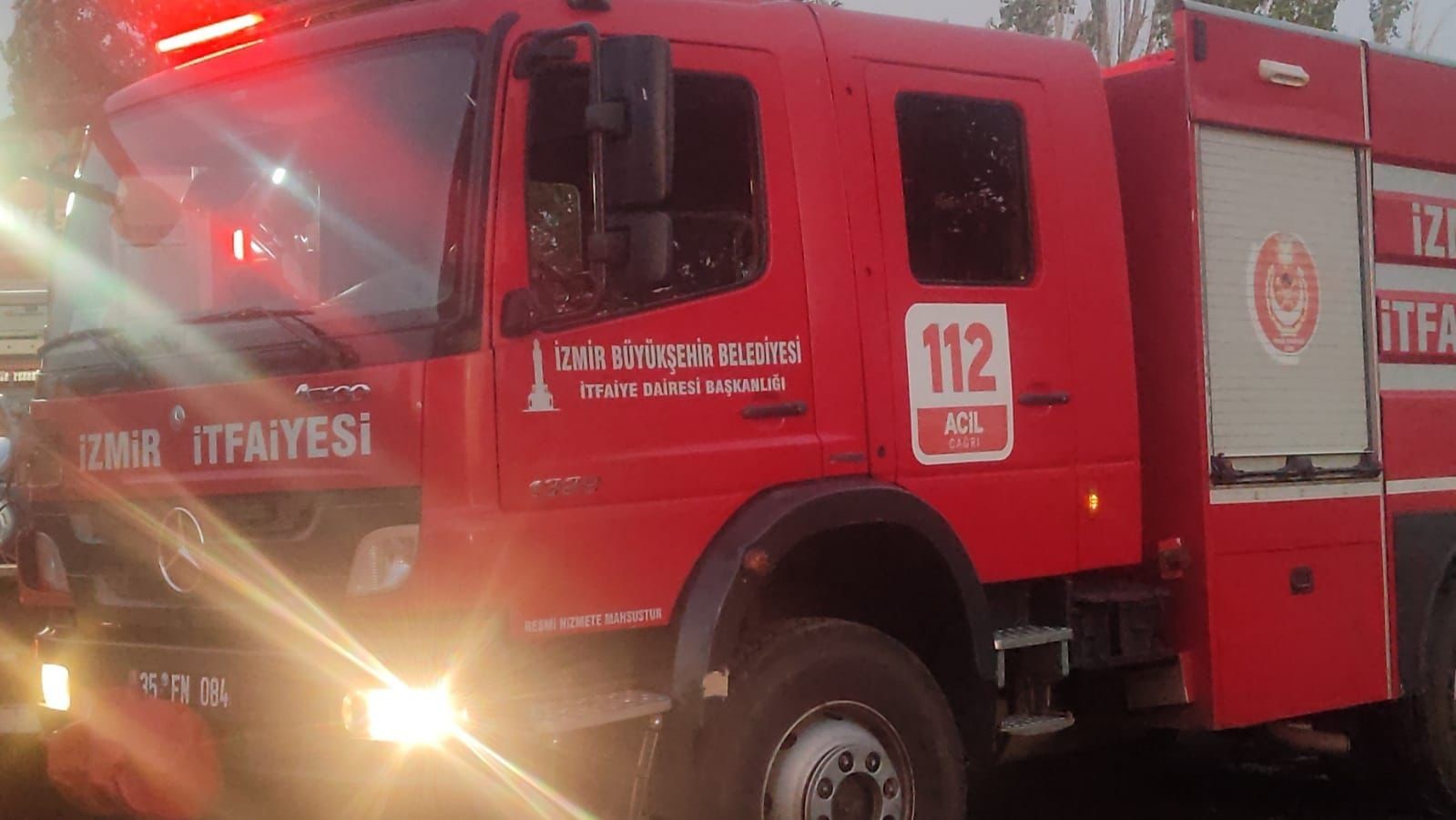 Bayındır’da ev yangını hayvan damına sıçradı