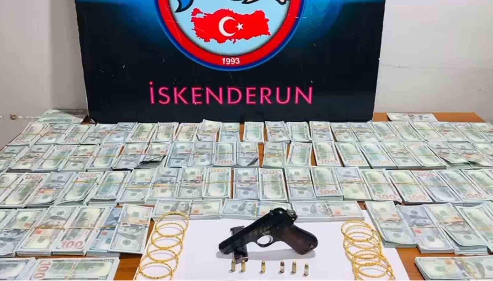 Durdurulan araçta sahte 1 milyon Amerikan doları  ele geçirildi