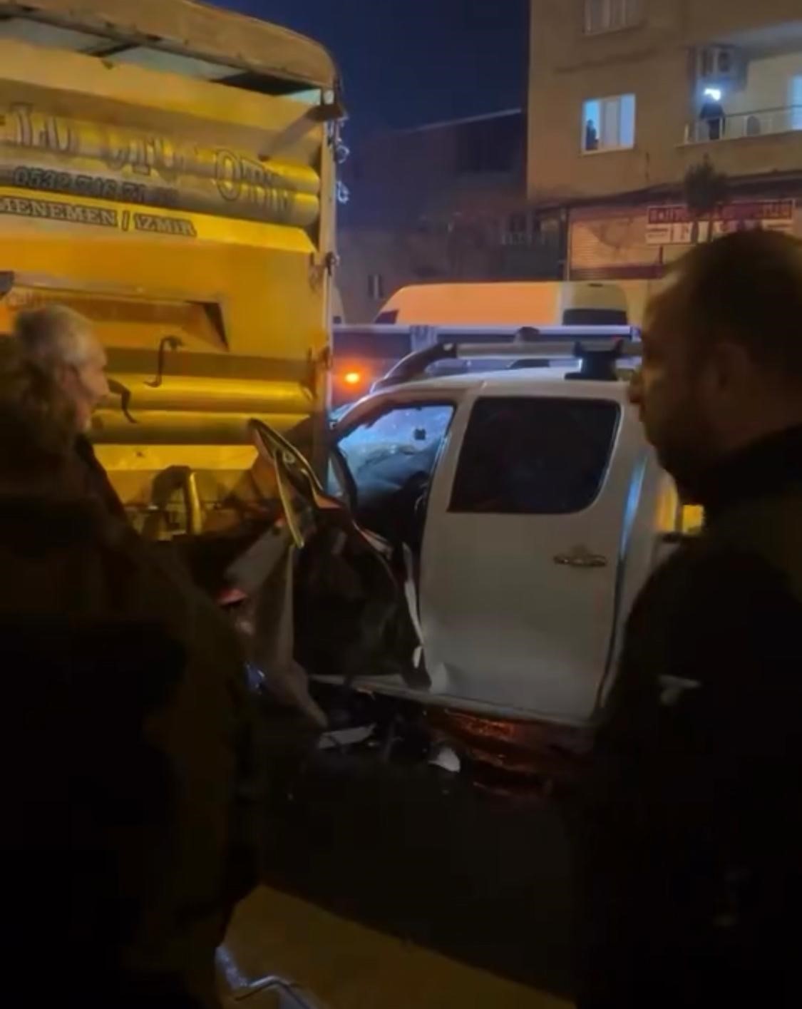 Kamyonete çarpan pikabın sürücüsü sıkıştığı yerden itfaiye ekiplerince çıkartıldı