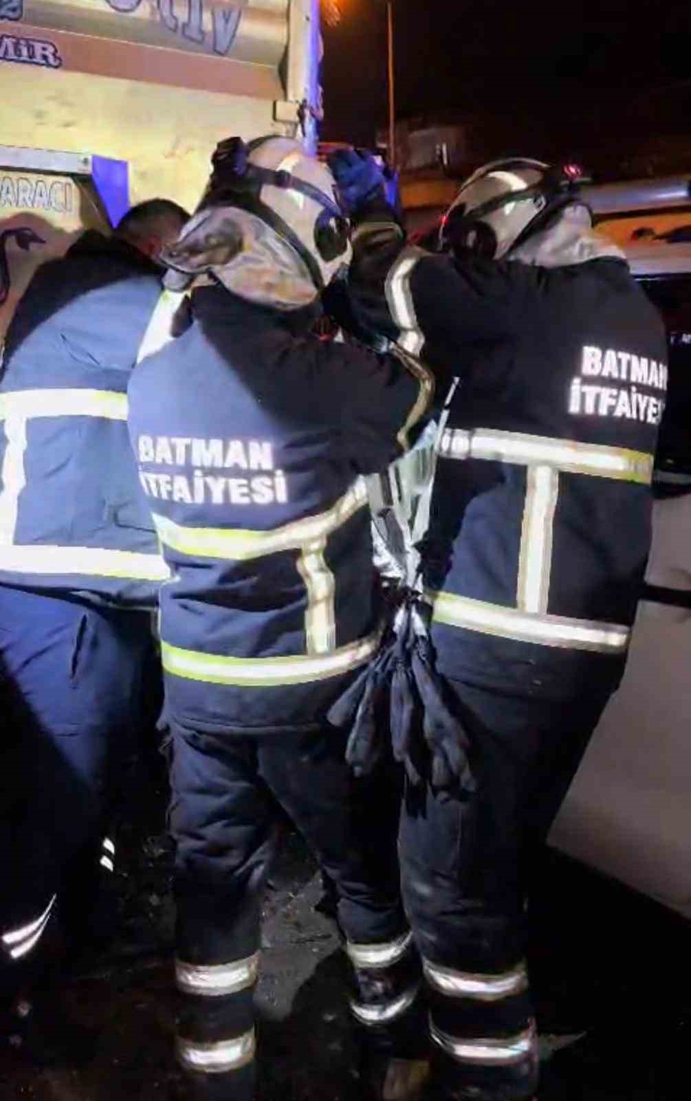 Kamyonete çarpan pikabın sürücüsü sıkıştığı yerden itfaiye ekiplerince çıkartıldı