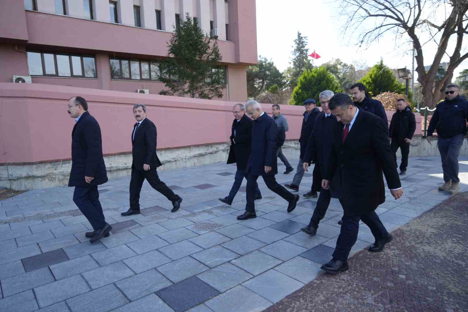 İstiklal Meydanı ve Kurtuluş Yolu d&uuml;zenlemesinde sona doğru
