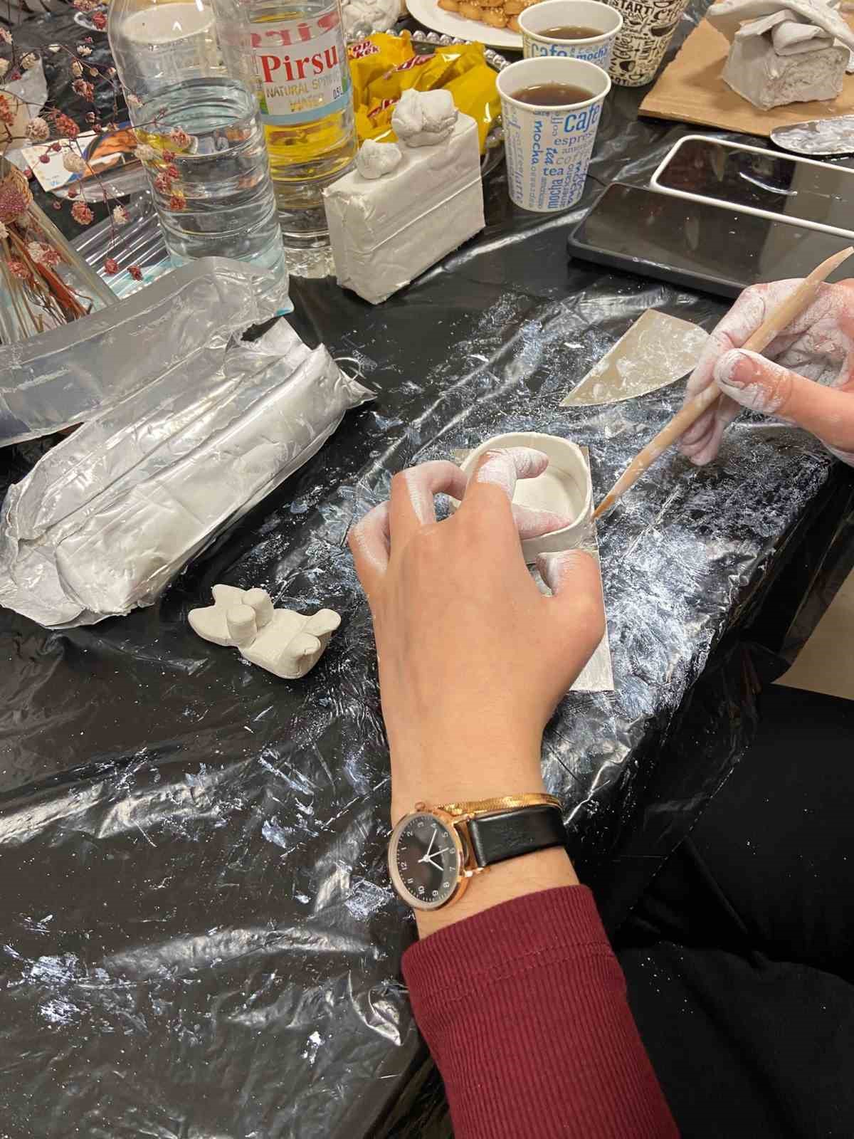 Hem konaklıyorlar hem a&ccedil;ılan kurslarla kendilerini geliştiriyorlar
