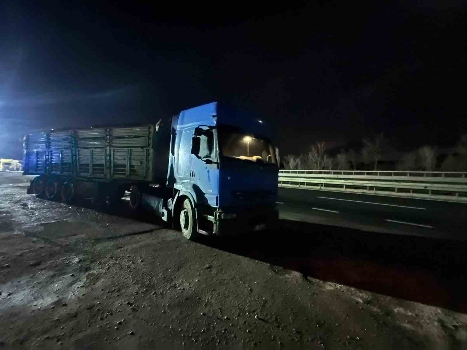 Bilecik&rsquo;te seyir halinde talaş y&uuml;kl&uuml; tır dorsesi alev aldı
