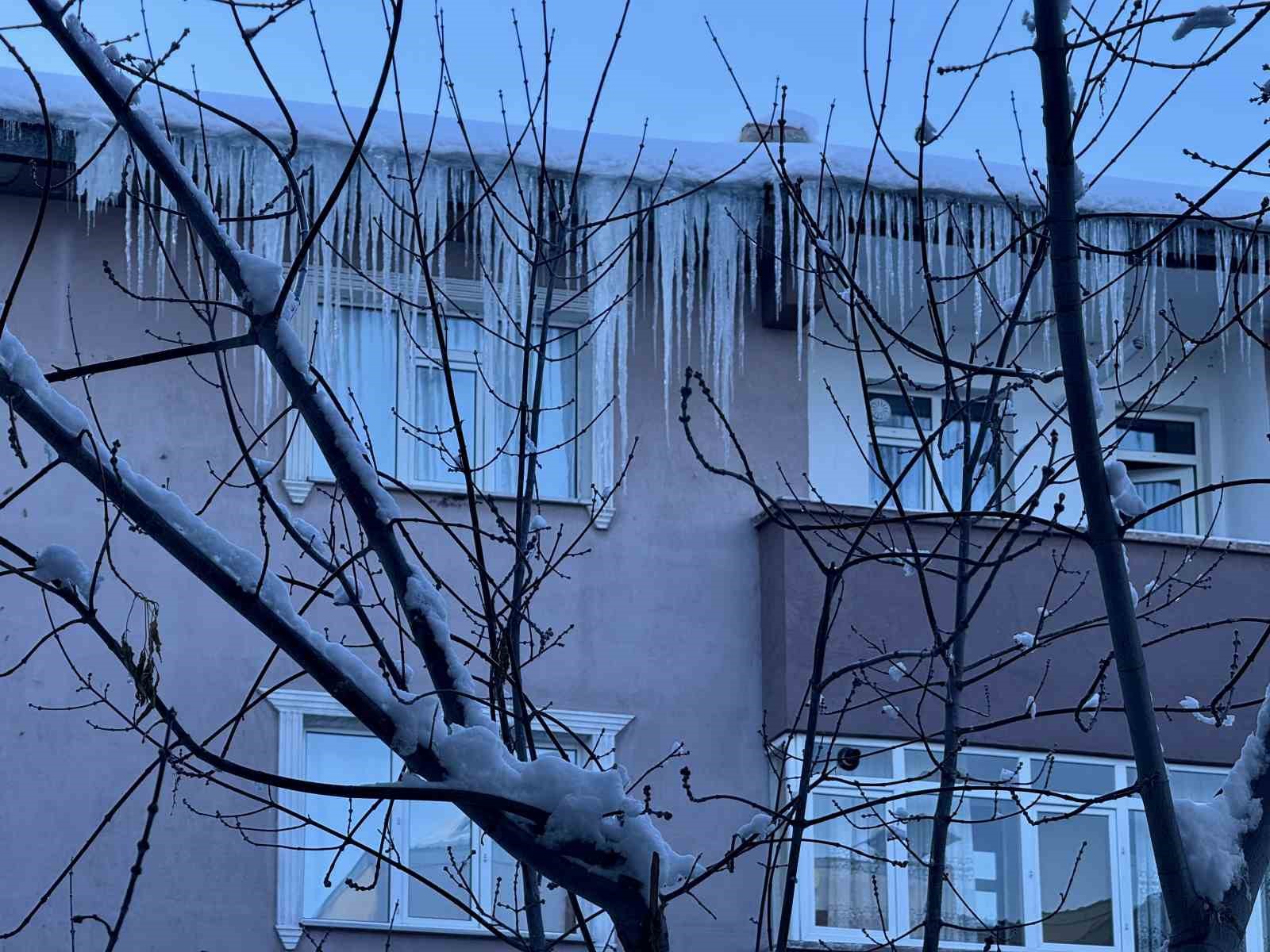 Bina &ccedil;atılarındaki dev buz sarkıtları tehlike sa&ccedil;ıyor
