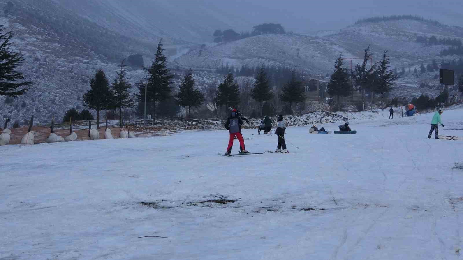 Isparta Davraz&rsquo;da suni karla kayak keyfi devam ediyor
