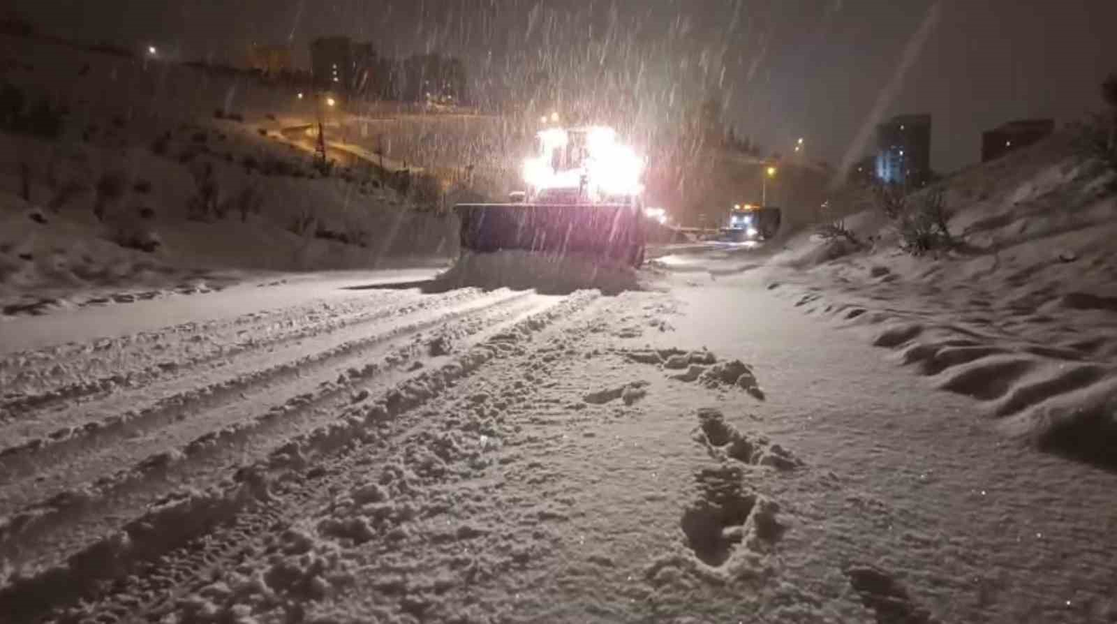 Malatya B&uuml;y&uuml;kşehir Belediyesi&rsquo;nden karla m&uuml;cadele seferberliği
