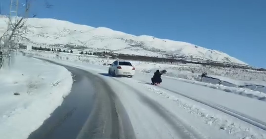 Araca bağladığı kızağı metrelerce çekti