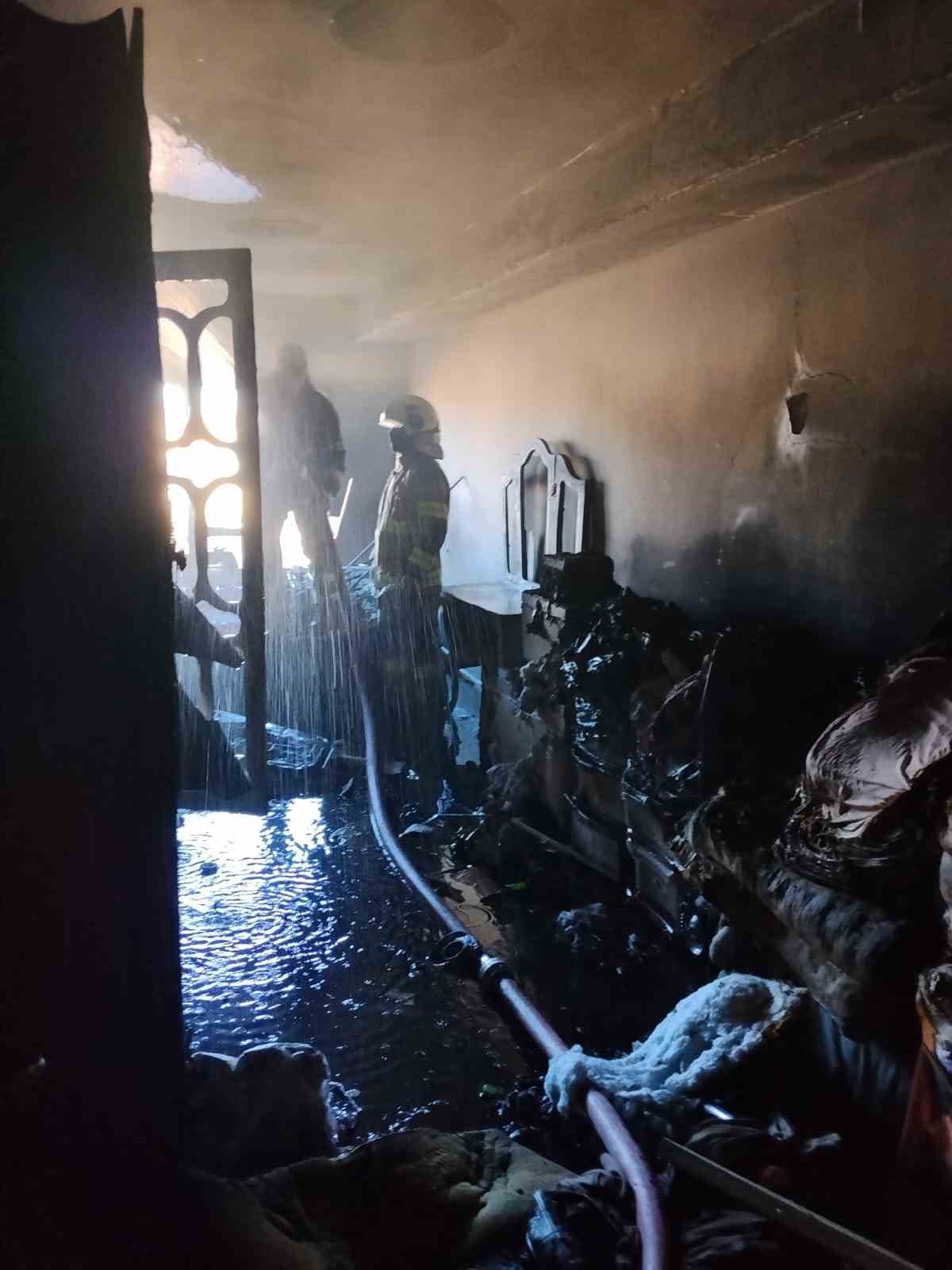 Mardin’de evde çıkan yangında anne ve 3 çocuğu kurtarıldı