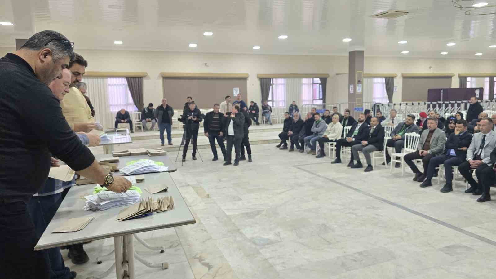 Karab&uuml;k Esnaf ve Sanatk&acirc;rlar Odası&rsquo;nda Yıldırım g&uuml;ven tazeledi
