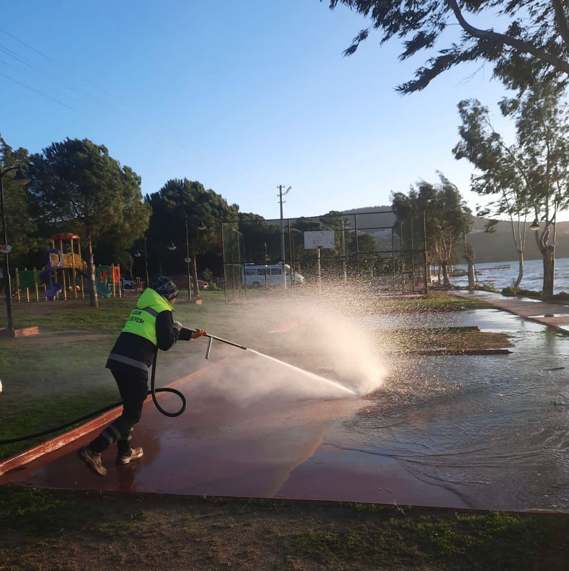 Belediye ekiplerinin Akb&uuml;k&rsquo;te &ccedil;alışmaları s&uuml;r&uuml;yor
