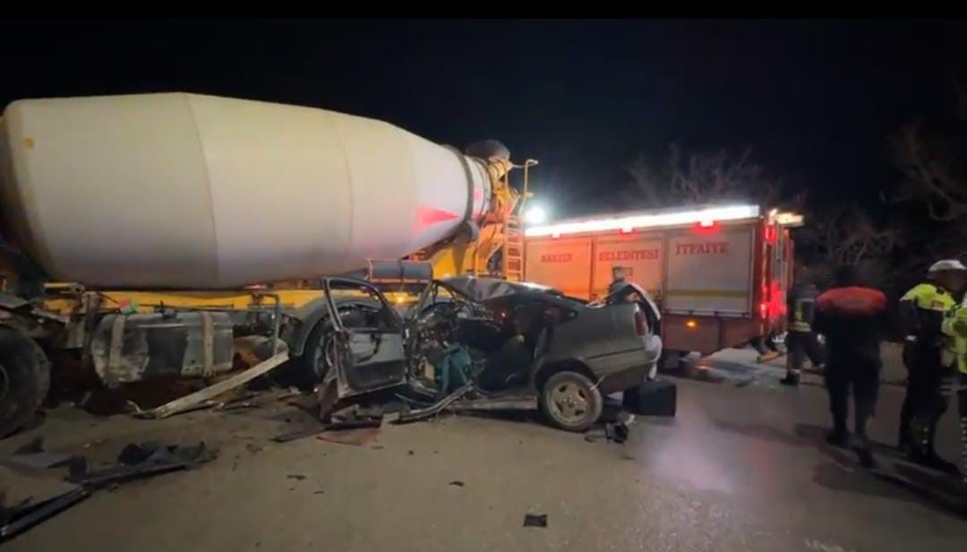 Otomobil beton mikserine &ccedil;arptı: 1 yaralı
