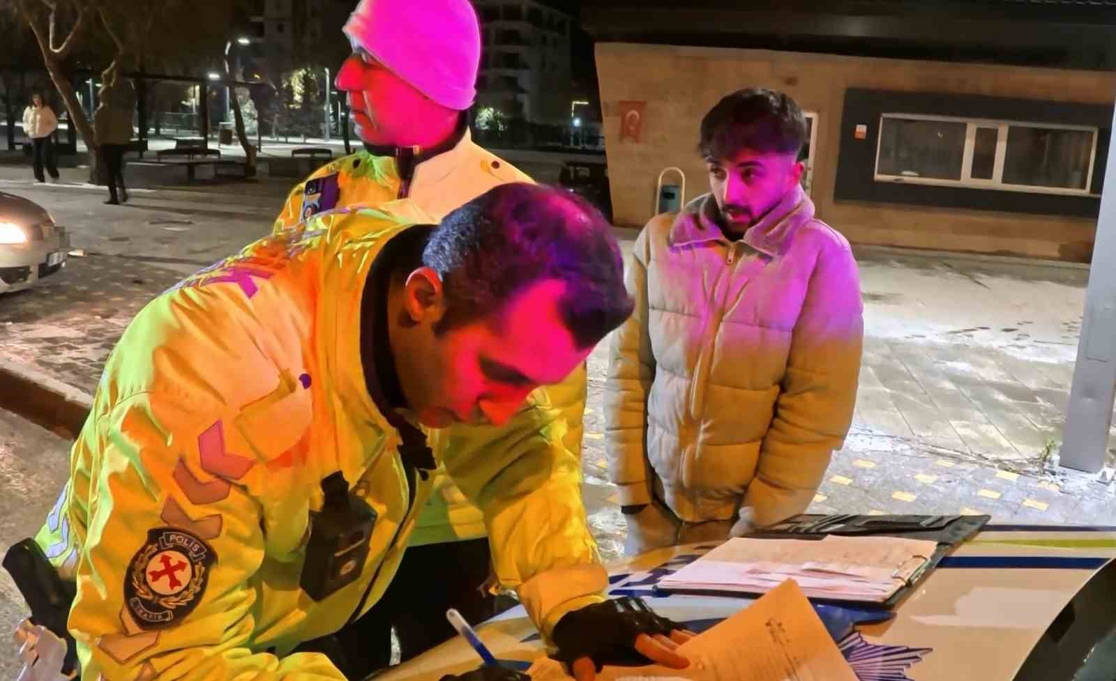 Alkoll&uuml; şekilde direksiyon başına ge&ccedil;en gen&ccedil; kaza yaptı: "İlk defa i&ccedil;tim, onda da kaza yaptım"
