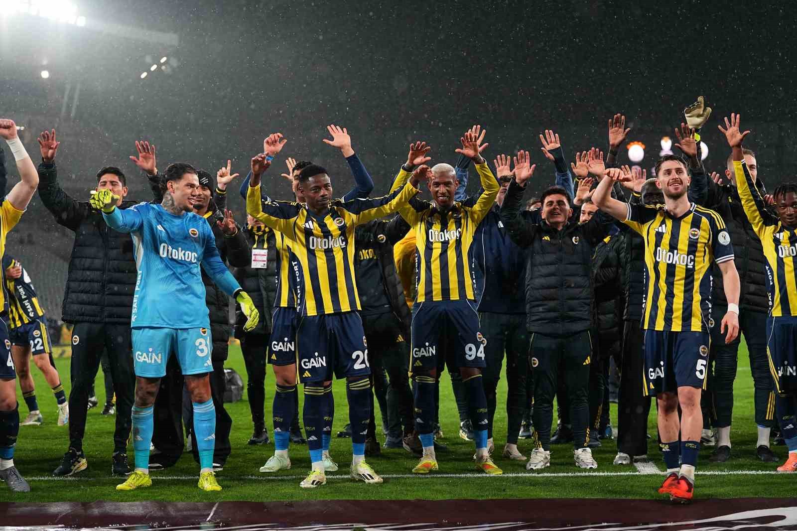 Fenerbah&ccedil;e, S&uuml;per Kupa galibiyetini taraftarlarıyla yaşadı
