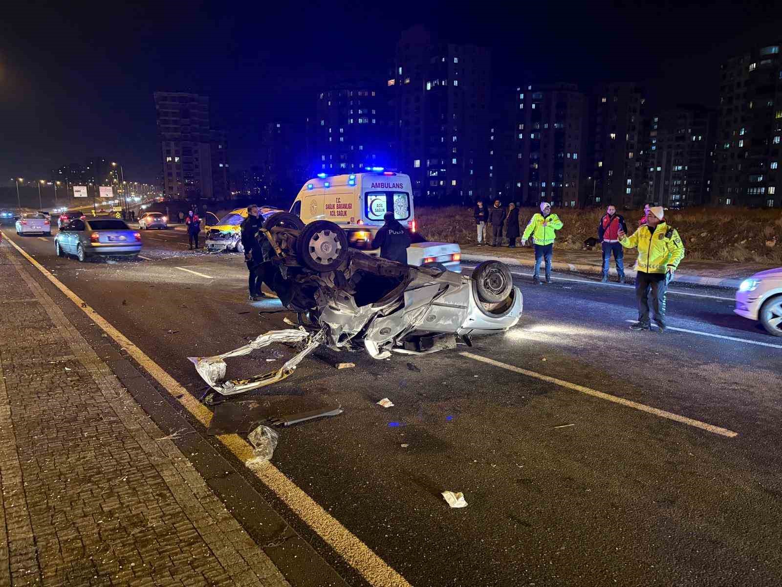 Karşı yola ge&ccedil;en otomobil taksi ile &ccedil;arpıştı: 1&rsquo;i ağır 3 yaralı
