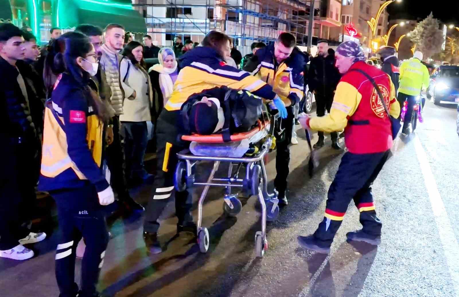 Otomobilin &ccedil;arptığı motosiklet s&uuml;r&uuml;c&uuml;s&uuml; yaralandı
