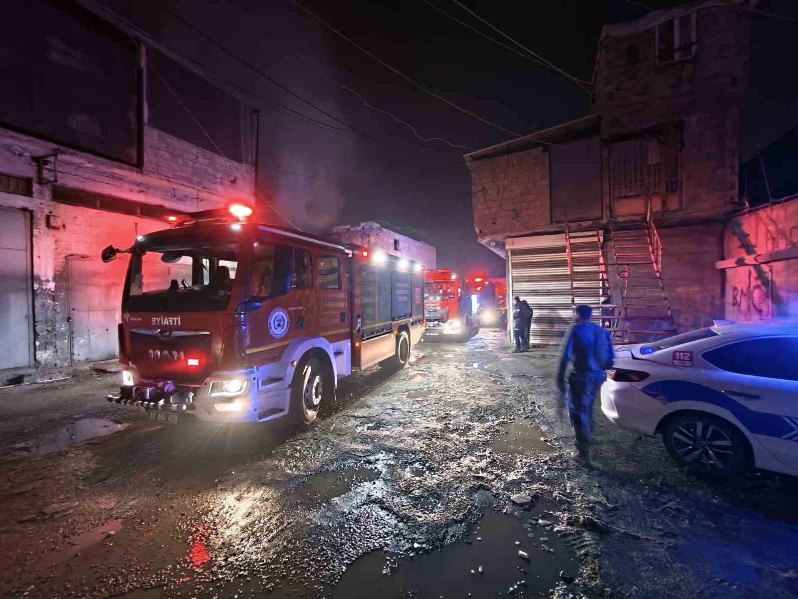 İş yerindeki yangına itfaiye müdahale etti