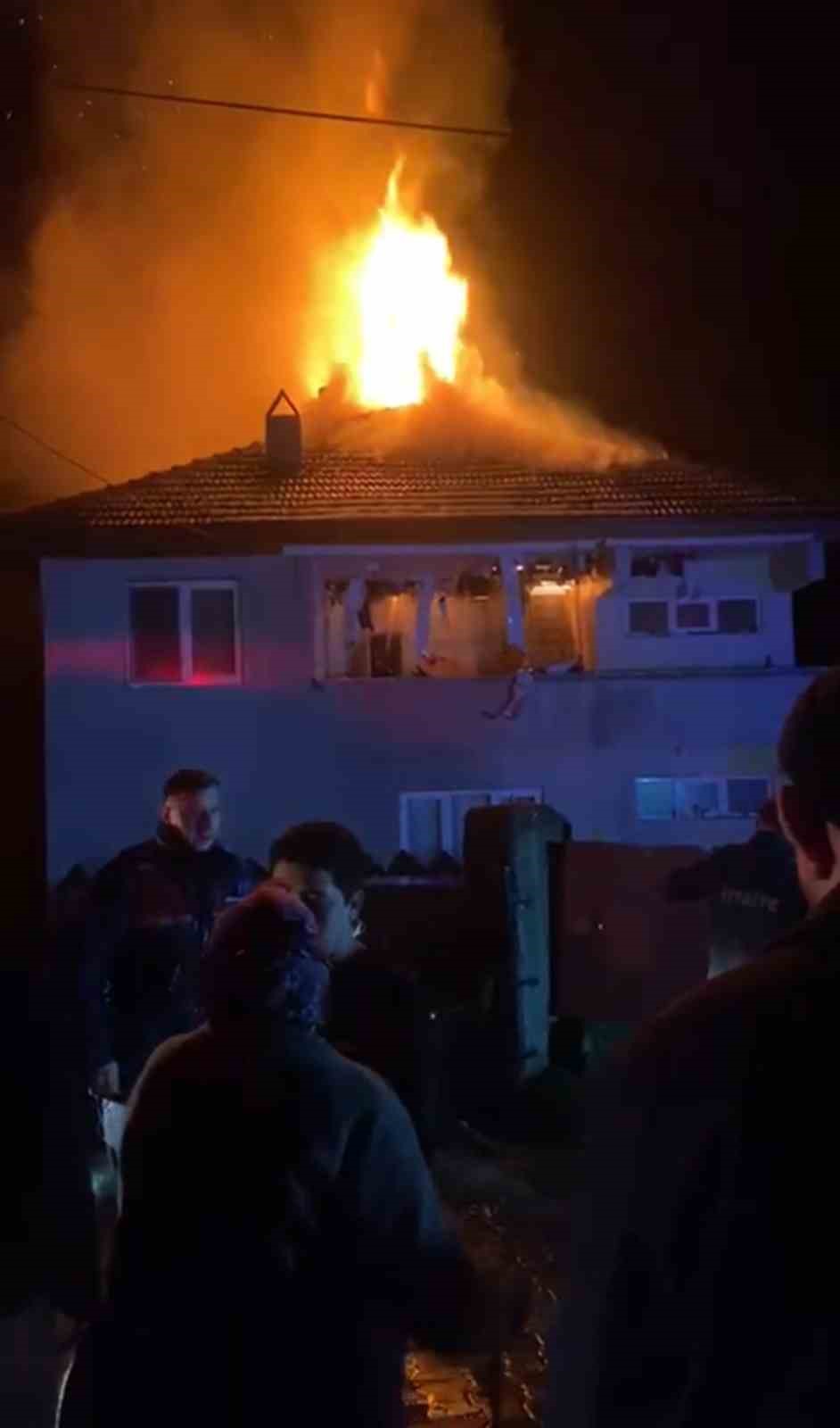 Karab&uuml;k&rsquo;te iki katlı evde korkutan yangın
