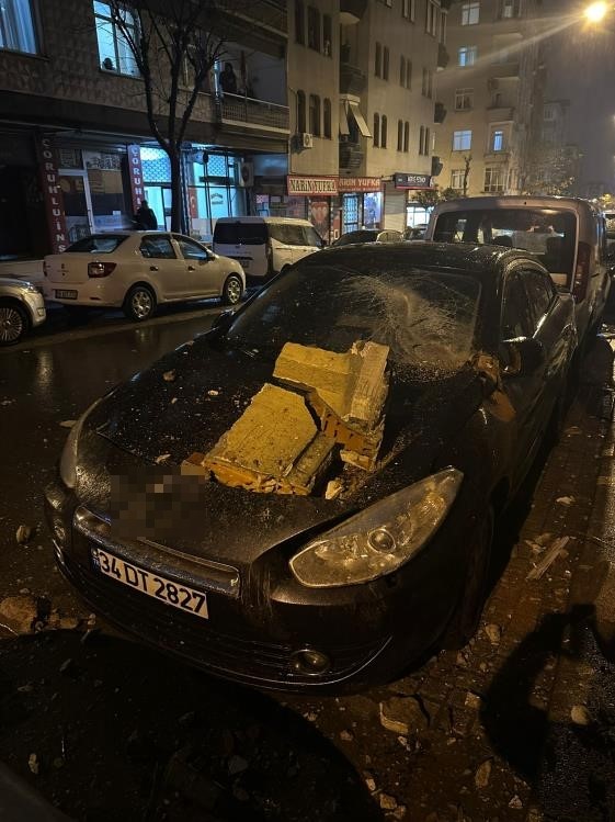 Bah&ccedil;elievler&rsquo;de daha &ouml;nce boşaltılan binanın balkonu sağanak sonrası &ccedil;&ouml;kt&uuml;
