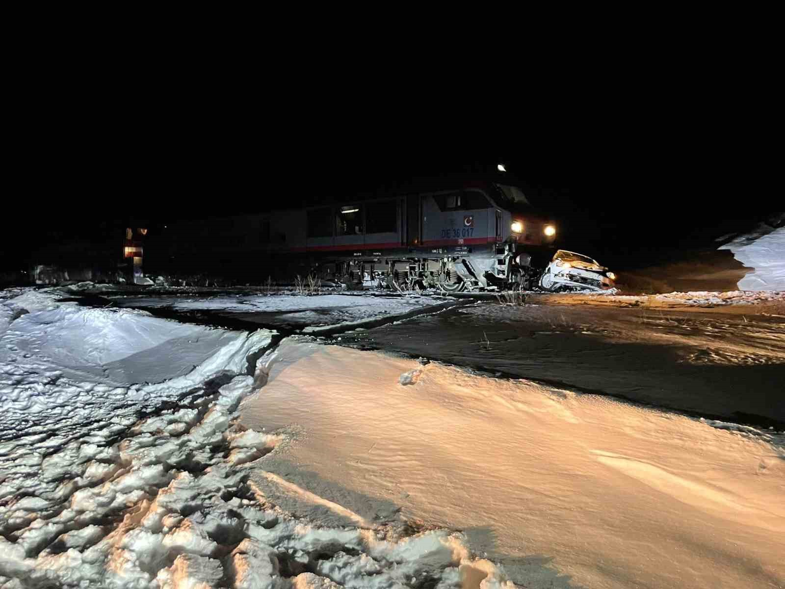 Sarıkamış’ta yük treni otomobile çarptı: 1 yaralı