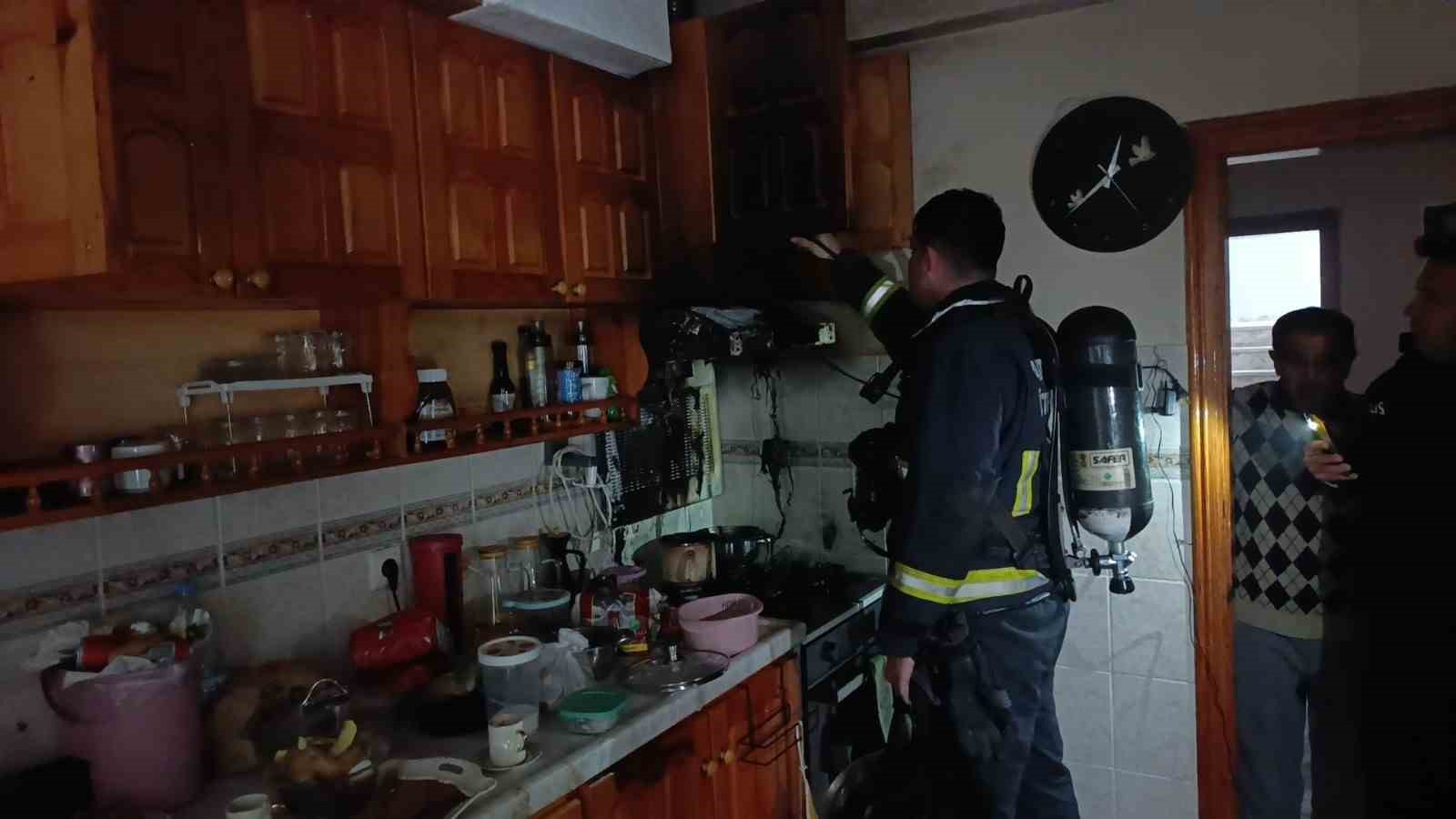 Ocakta unutulan frit&ouml;z itfaiyeyi alarma ge&ccedil;irdi
