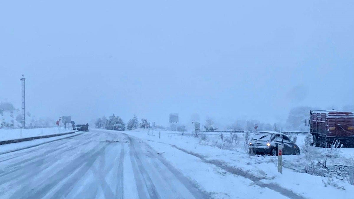 Kütahya beyaza büründü, kar yağışı ulaşımı olumsuz etkiledi