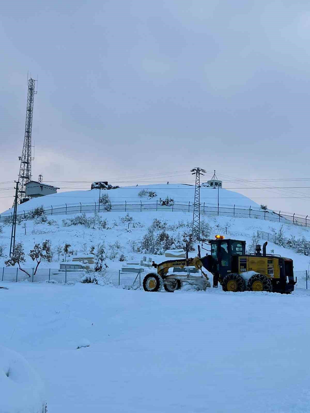 Elazığ’da kapalı 19 köy yolunda çalışmalar sürüyor