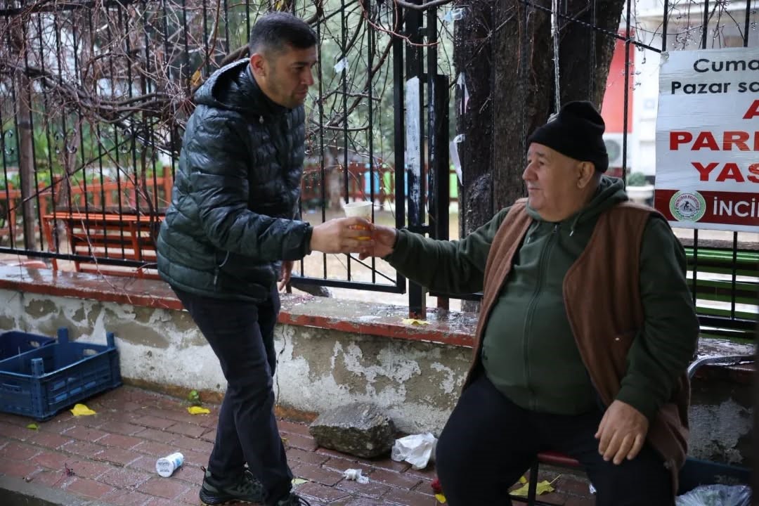 İncirliova Belediyesi&rsquo;nden pazarda sıcak &ccedil;orba ikramı
