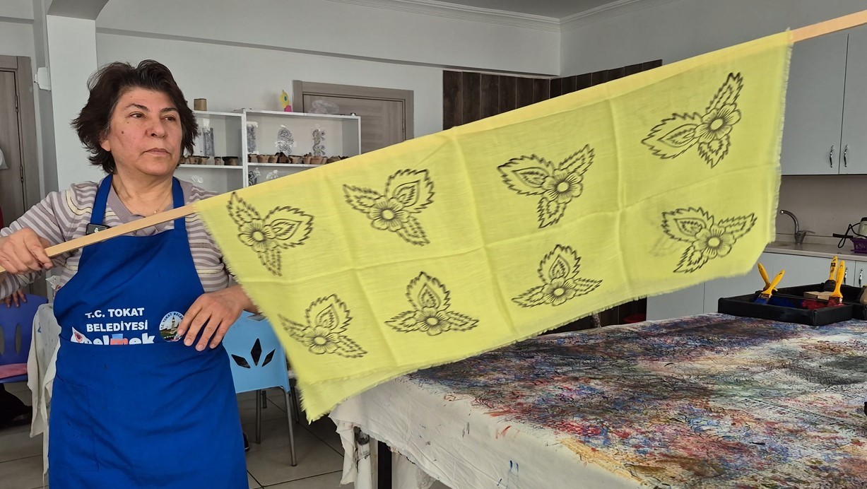 Ankaralı ebru sanat&ccedil;ısı geleneksel baskı sanatını yerinde &ouml;ğrenmek i&ccedil;in Tokat&rsquo;a geldi
