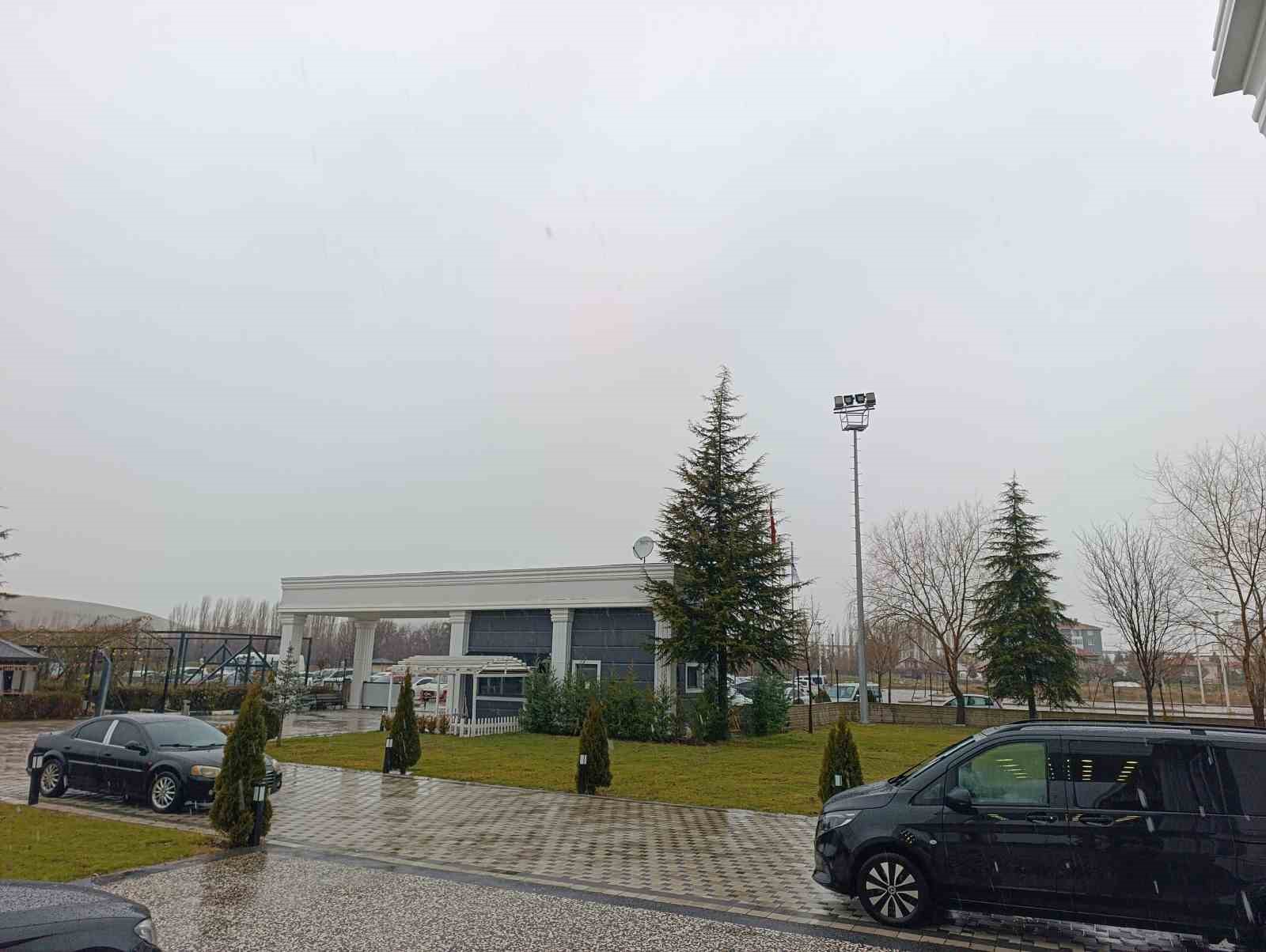 Afyonkarahisar&rsquo;da beklenen kar yağışı başladı
