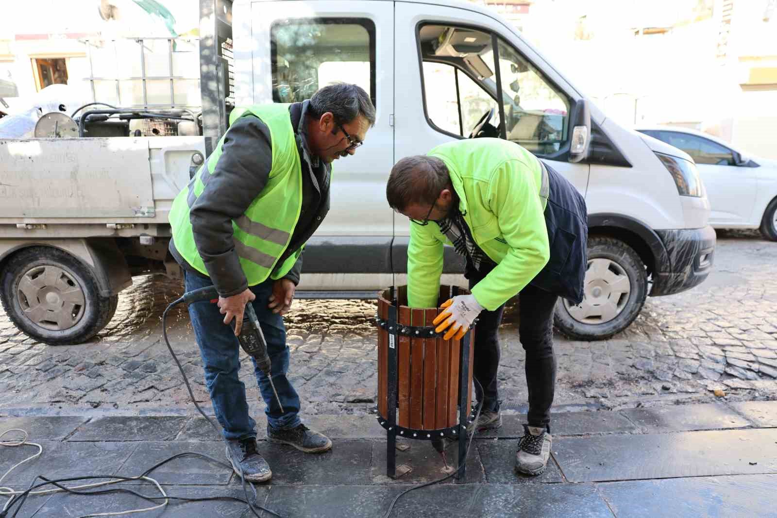Mardin&rsquo;de tarihi 1. Cadde&rsquo;de kar sonrası temizlik ve yenileme &ccedil;alışması devam ediyor
