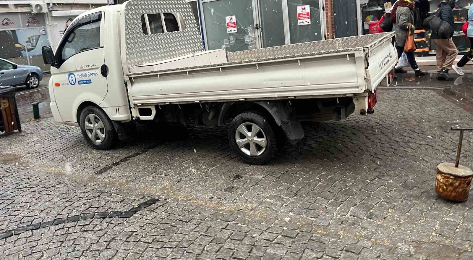 Eskişehir&rsquo;de &uuml;&ccedil; ara&ccedil;lık yere tek başına park etti
