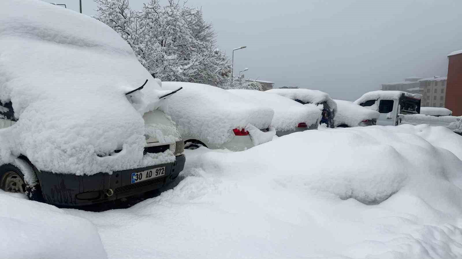 Hakkari&rsquo;de kar afeti: Ekipler aralıksız &ccedil;alışıyor
