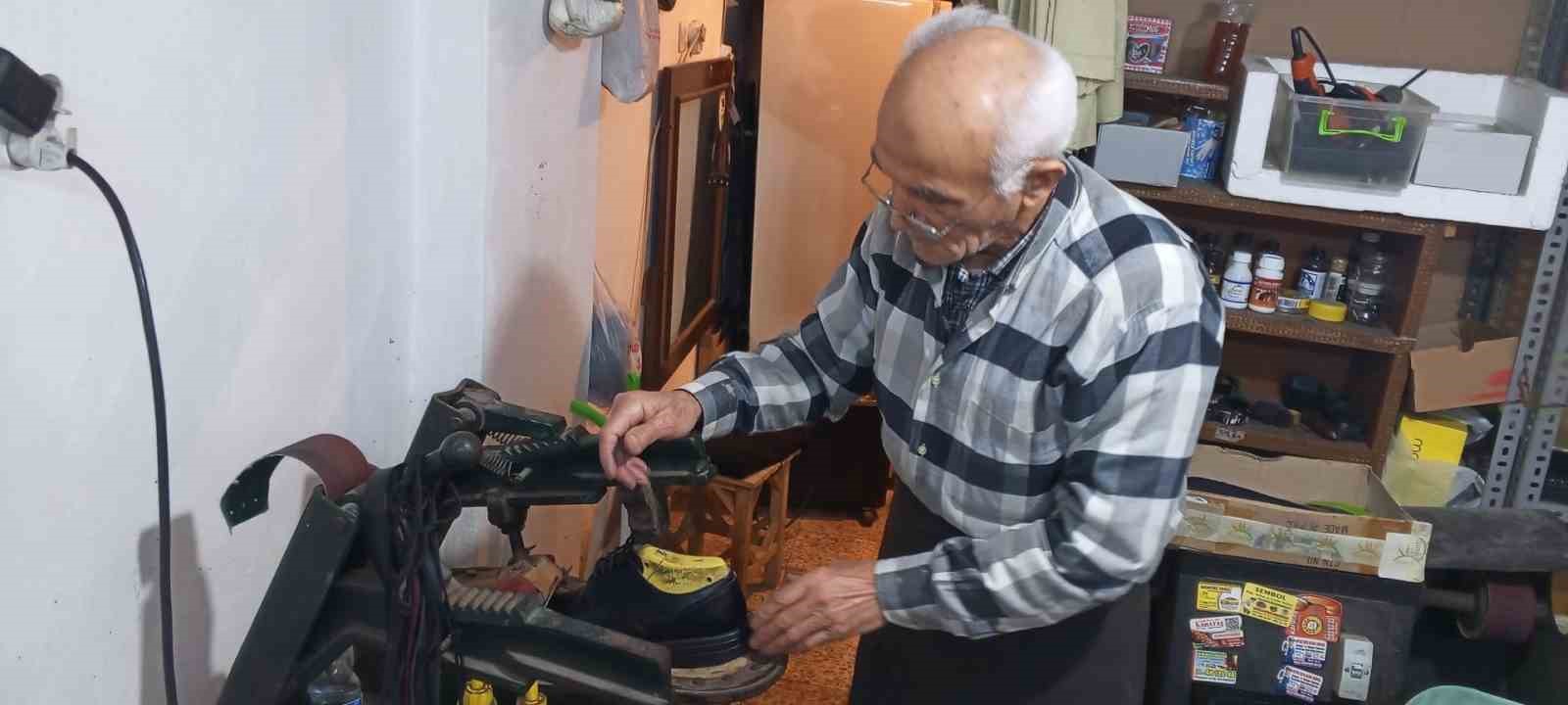 İzmir&rsquo;de 60 yıllık ayakkabı ustası teknolojiye karşı direniyor
