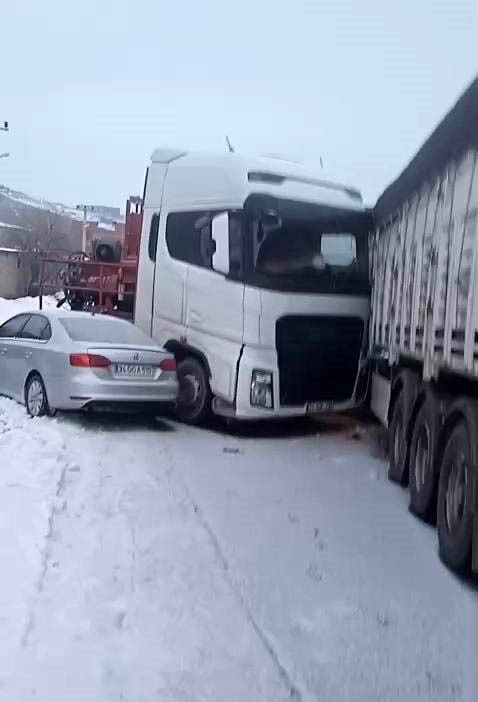 Diyarbakır&rsquo;da zincirleme kaza: 2 yaralı
