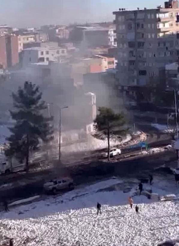 Seyir halindeki pikap alev aldı