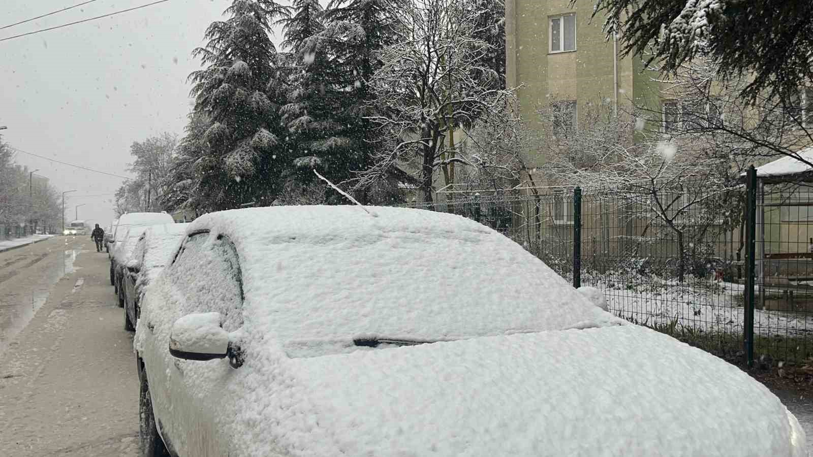 Eskişehir&rsquo;de sabah saatlerinde kar yağışı etkili oldu
