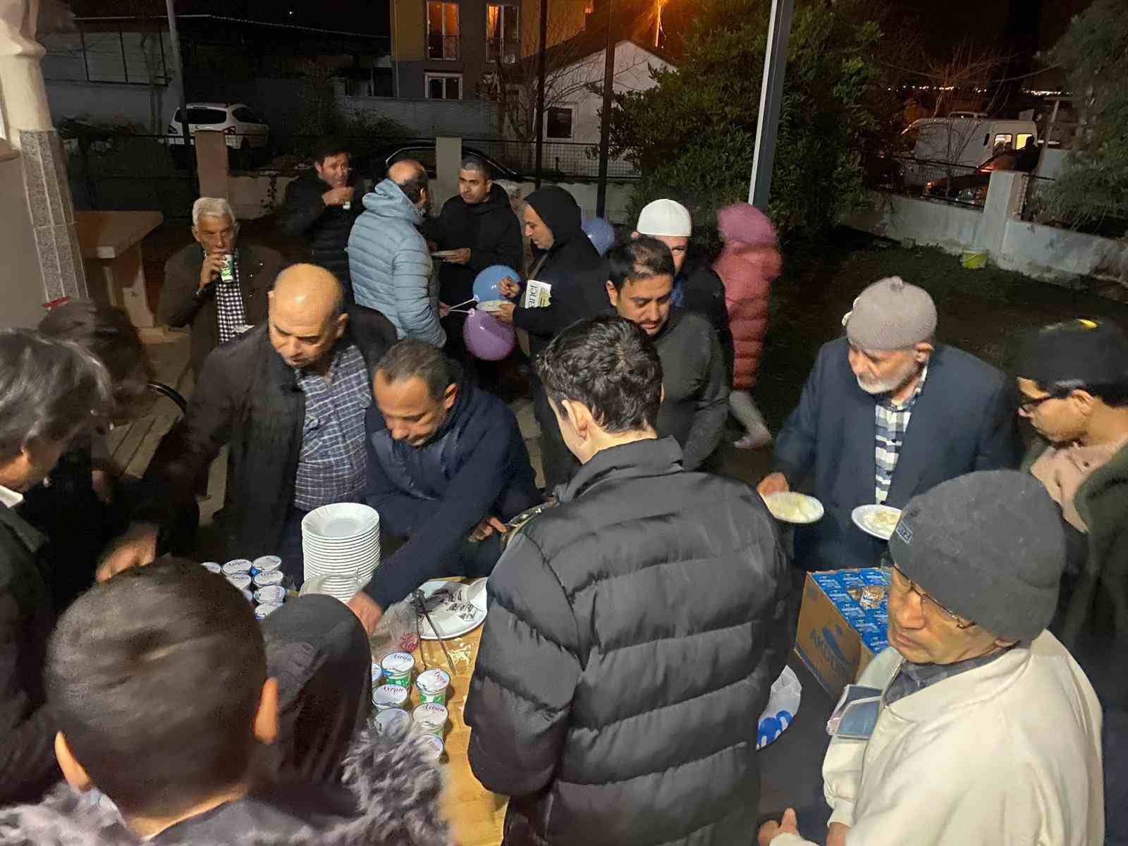 Dede torun, gen&ccedil; yaşlı aynı safta buluştu
