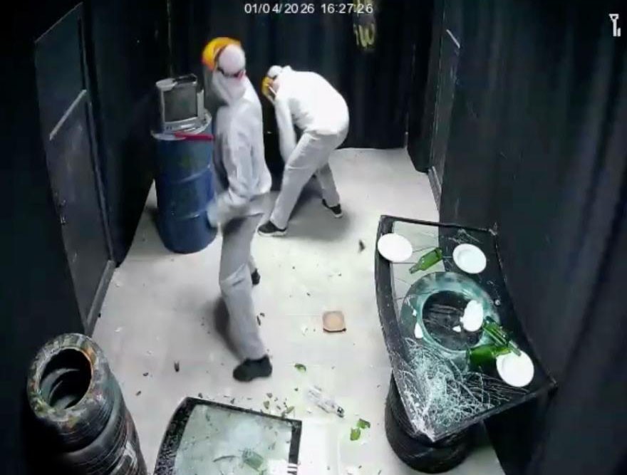 Bu eve gelen her şeyi kırıp d&ouml;k&uuml;yor
