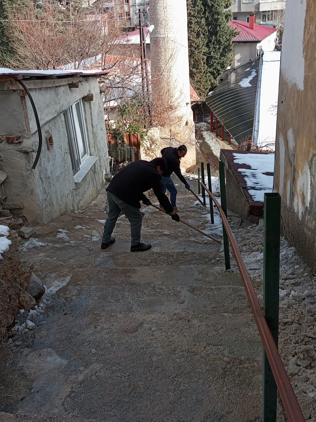 Saimbeyli&rsquo;de karla m&uuml;cadele aralıksız s&uuml;r&uuml;yor
