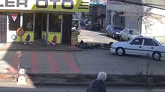 Karaman’da motosikletlinin yaralandığı kaza kameraya yansıdı