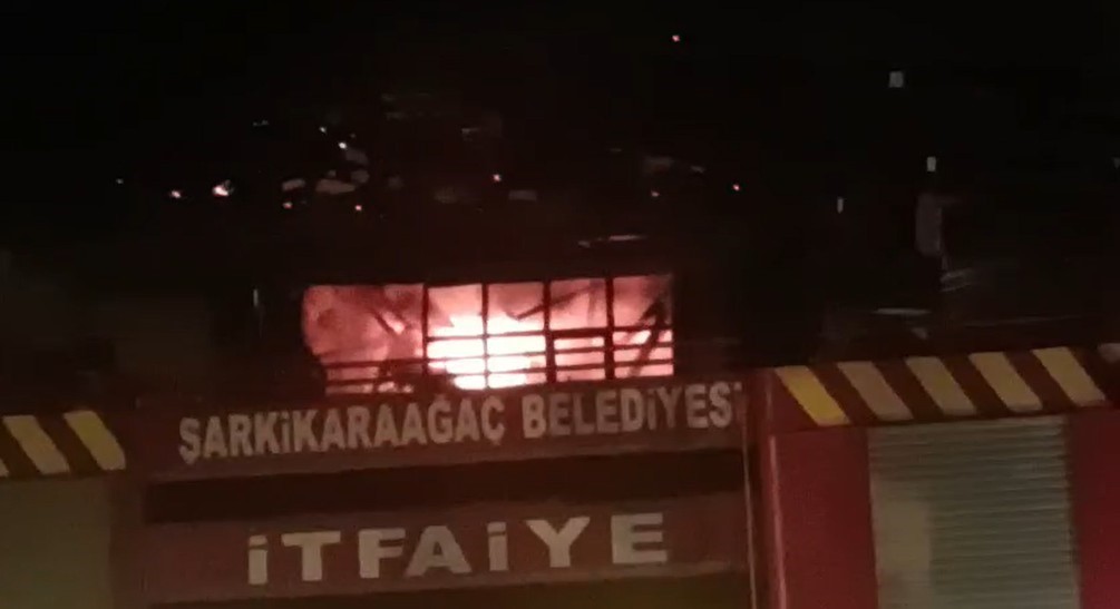 &Ccedil;atıdan y&uuml;kselen alevler hızla yayılarak iki katlı evi k&uuml;le &ccedil;evirdi
