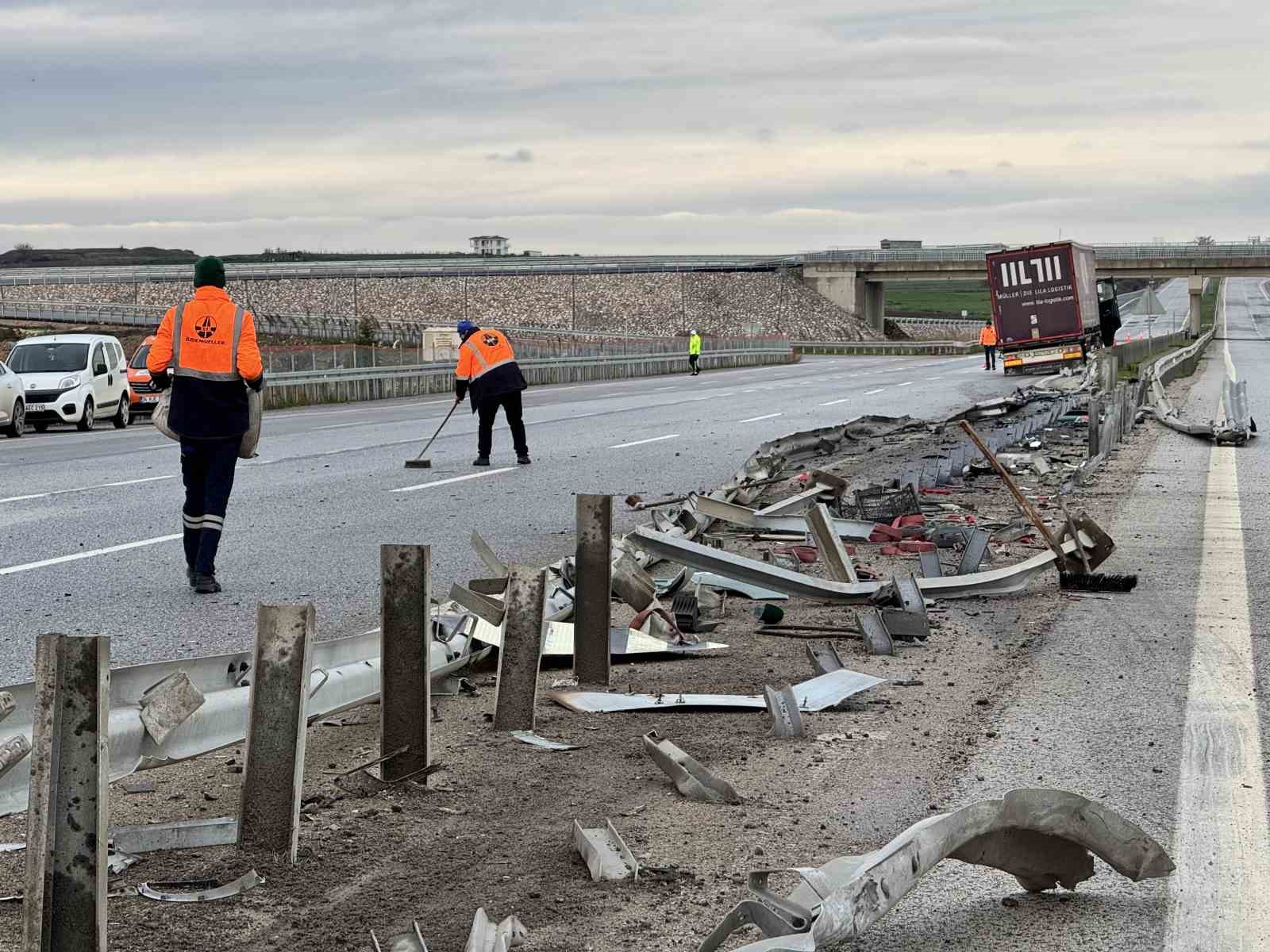 Tır bariyerleri kağıt gibi ezdi
