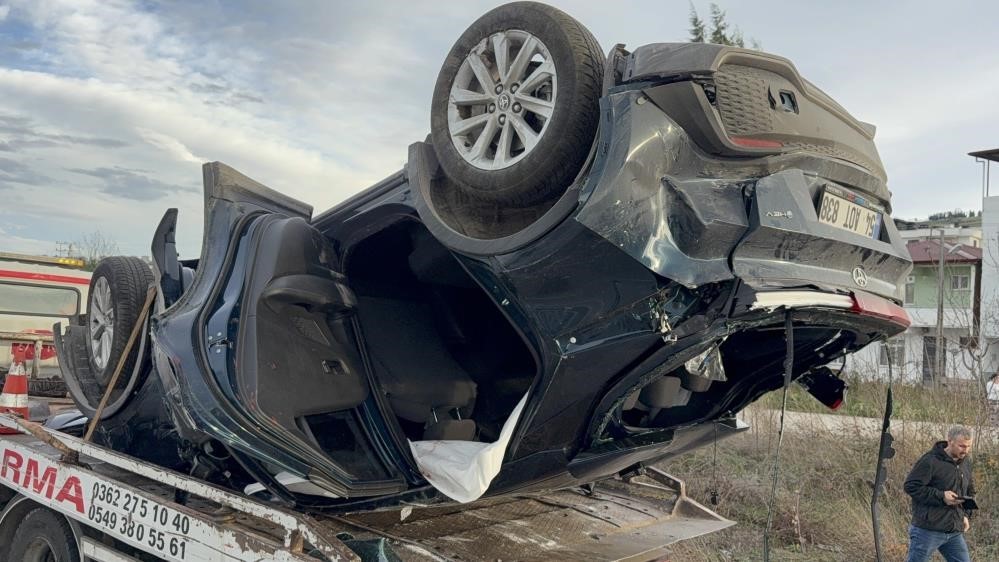 Samsun&rsquo;da cenaze d&ouml;n&uuml;ş&uuml; 4 kişinin yaralandığı kaza ara&ccedil; kamerasına yansıdı
