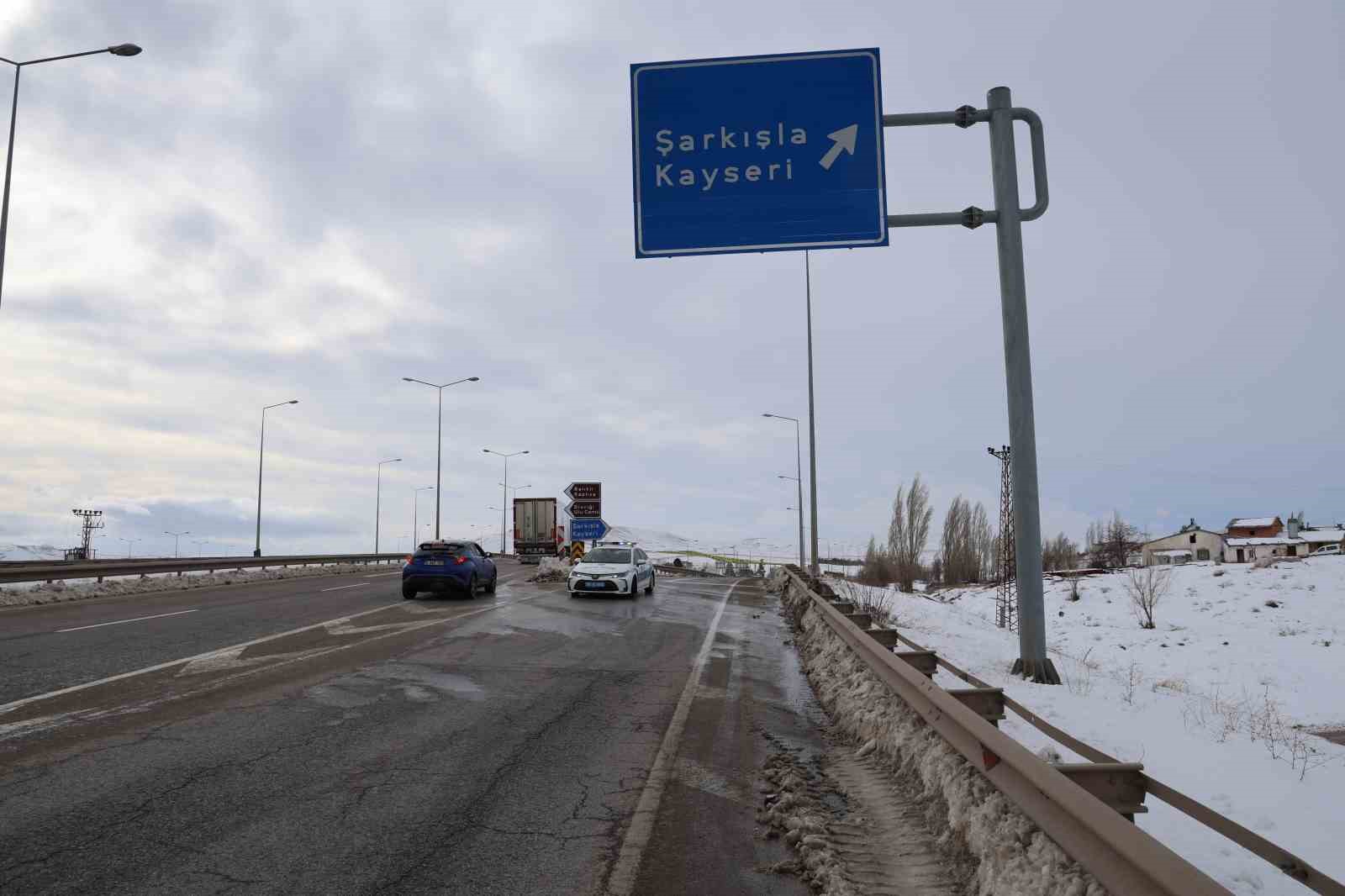 Sivas-Kayseri kara yolu ara&ccedil; ulaşımına kapatıldı
