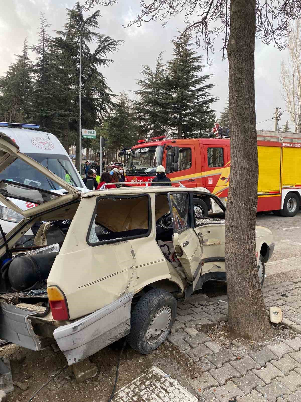 Ambulansla &ccedil;arpışan otomobil hurdaya d&ouml;nd&uuml;: 2 yaralı
