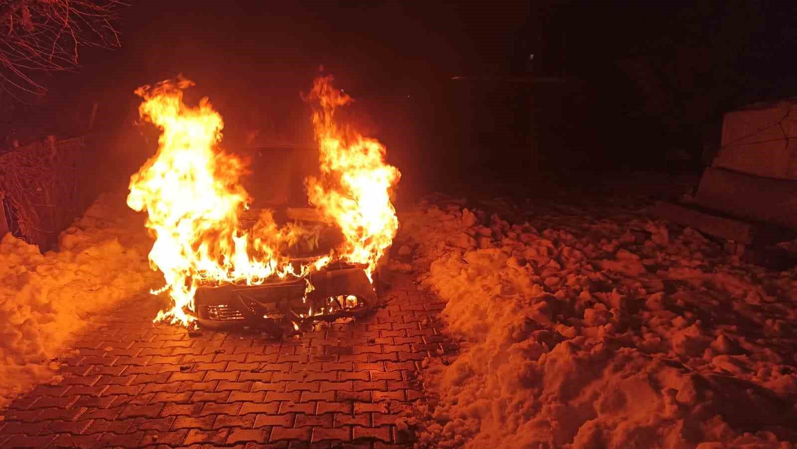 Diyarbakır’da seyir halindeki araç alev topuna döndü